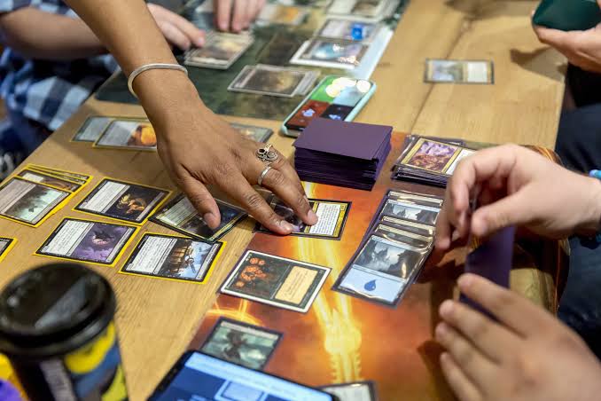 Partita di Magic in corso, carte disposte sul tavolo
